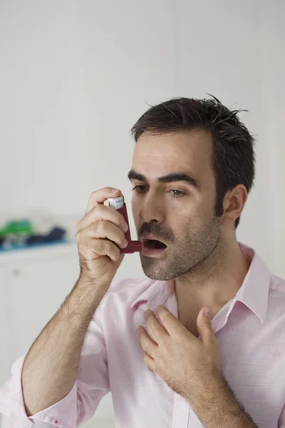 Leczenie astmy, człowiek — Zdjęcie stockowe
