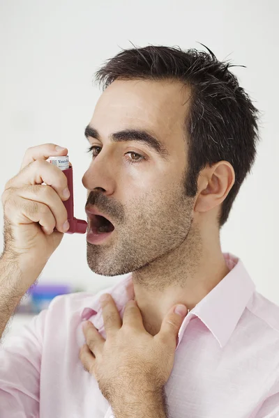 Asthmabehandlung, Mann — Stockfoto