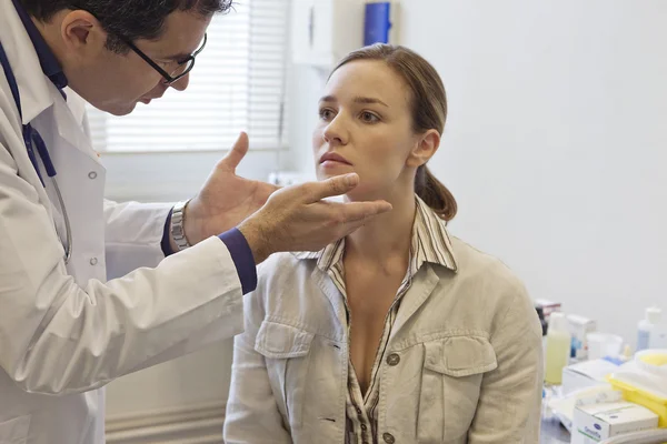 Vrouw Palperende Lymph knooppunt — Stockfoto