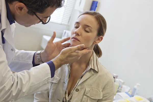 Vrouw Palperende Lymph knooppunt — Stockfoto