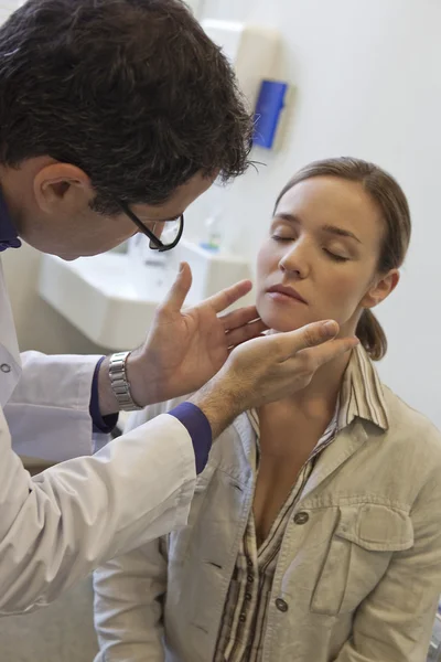 Frau tastet Lymphknoten ab — Stockfoto