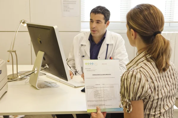 DONNA IN CONSULTAZIONE — Foto Stock