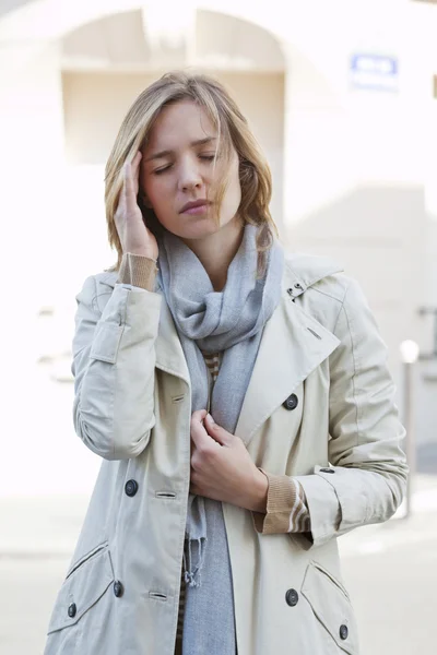 Mujer con dolor de cabeza —  Fotos de Stock