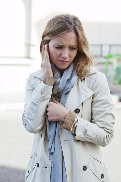 OTITIS EN UNA MUJER — Foto de Stock