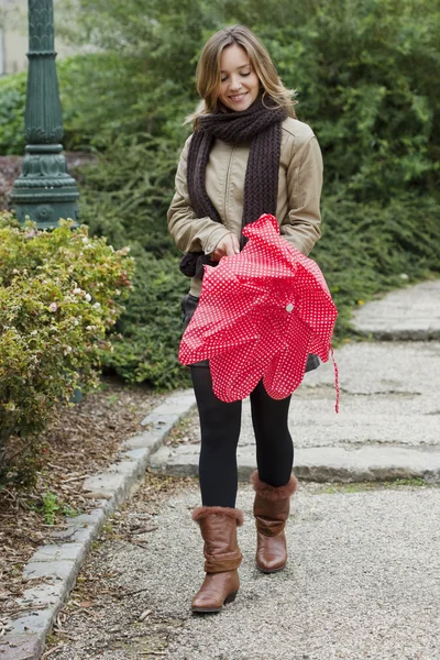 Femme en plein air — Photo