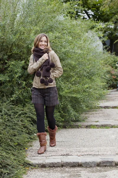 Femme en plein air — Photo