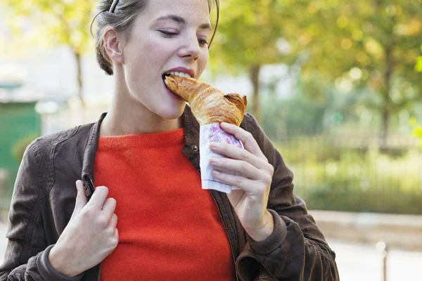 WOMAN EATING croissant — Stock Photo, Image