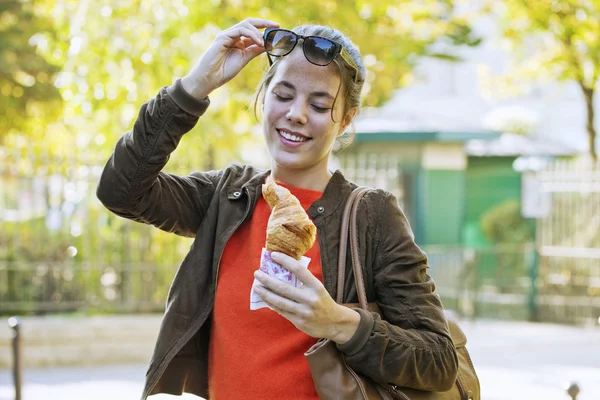 WOMAN EATING croissant — Stock Photo, Image