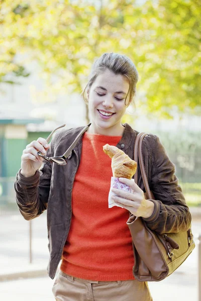 DONNA Mangiare croissant — Foto Stock