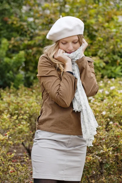 Femme en plein air — Photo