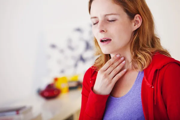 喉の痛みを持つ女性 ストック画像