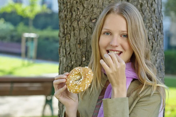 Kvinna småätande — Stockfoto