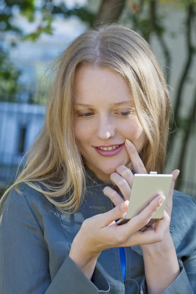 Frau mit Spiegel — Stockfoto