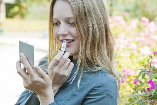 WOMAN PUTTING ON MAKE-UP — Stock Photo, Image