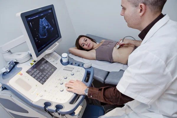 Břicha, vyšetření ultrazvukem — Stock fotografie