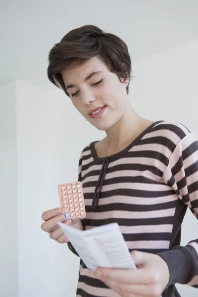 Mujer con pastillas — Foto de Stock