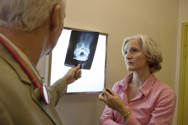 EAR NOSE &THROAT, ELDERLY PERSON — Stock Photo, Image