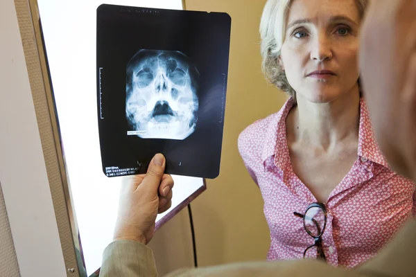 Orecchio naso e attraverso, persona anziana — Foto Stock