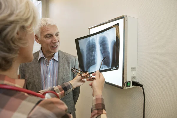 PESSOA DE ELDERY DA PNEUMOLOGIA — Fotografia de Stock