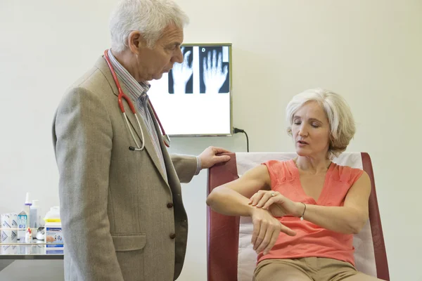 Reumatologi, äldre person — Stockfoto