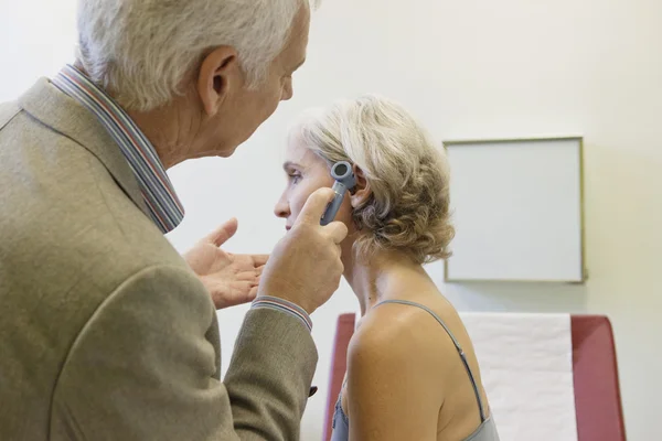 Öron-näsa & halsen, äldre person — Stockfoto