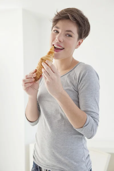 Mulher a comer — Fotografia de Stock