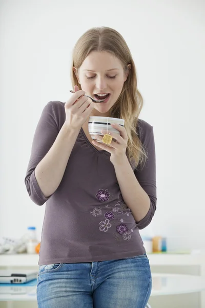 Adolescent met warme dranken — Stockfoto