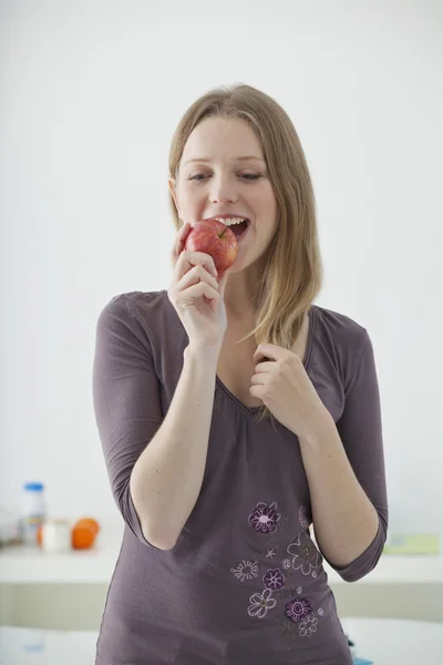 ADOLESCENTE COMIENDO FRUTAS — Foto de Stock