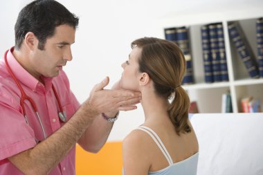 Kadın Palpating lenf nodu