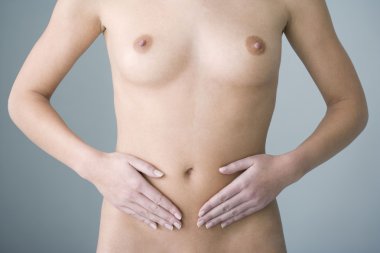 bir kadının karın ağrısı