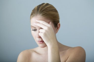 Başı ağrıyan kadın