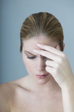 Başı ağrıyan kadın