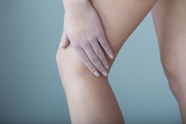 bir kadın diz ağrısı