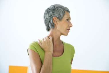 Cervicalgia yaşlı bir kişi içinde