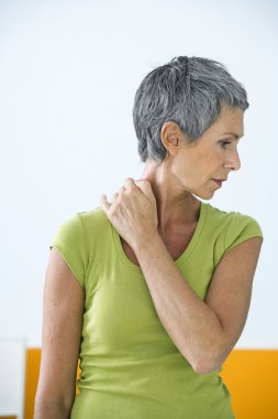 Cervicalgia yaşlı bir kişi içinde