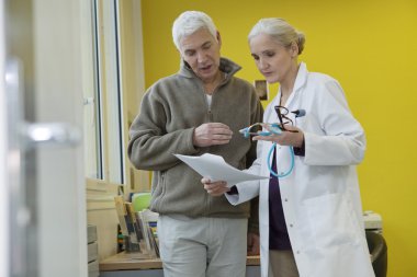 istişare yaşlı bir kişi