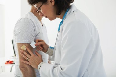 Consult sigara. yaşlı kişi