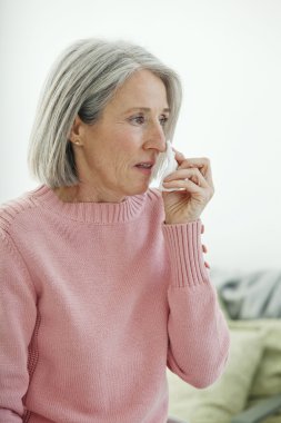 rinit ile yaşlı bir kişi