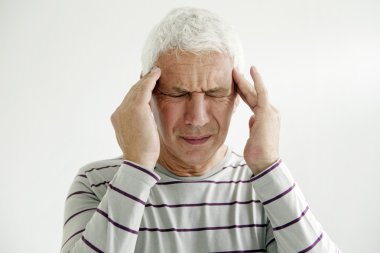 baş ağrısı ile yaşlı bir kişi