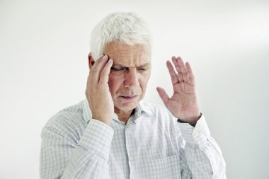 baş ağrısı ile yaşlı bir kişi