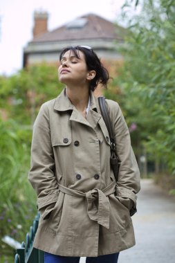 kadın açık havada