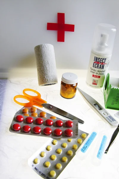 Medicamentos, tesouras, ligaduras, gesso e um termómetro — Fotografia de Stock