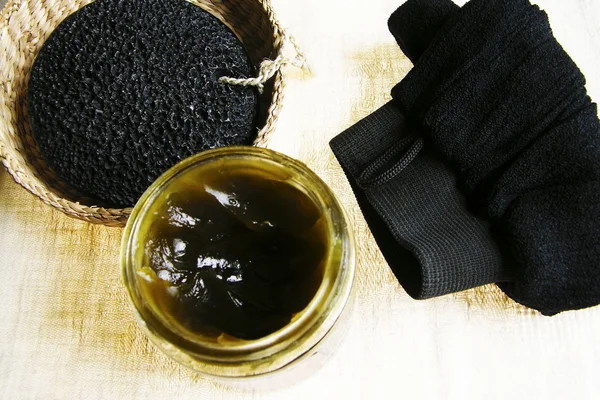 Pemza kámen, černé mýdlo a masážní rukavice — Stock fotografie