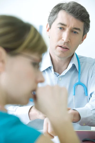 Vrouw in overleg, dialoog — Stockfoto