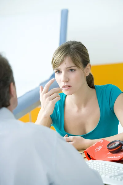 DONNA IN CONSULTAZIONE, DIALOGO — Foto Stock