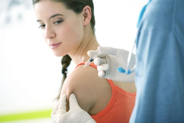 VACCINATING A WOMAN — Stock Photo, Image