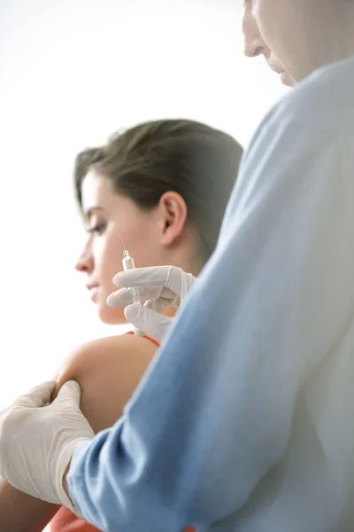 VACCINATING A WOMAN — Stock Photo, Image