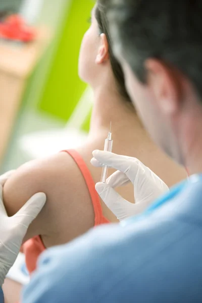 VACCINATING A WOMAN — Stock Photo, Image