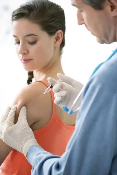 VACCINATING A WOMAN — Stock Photo, Image