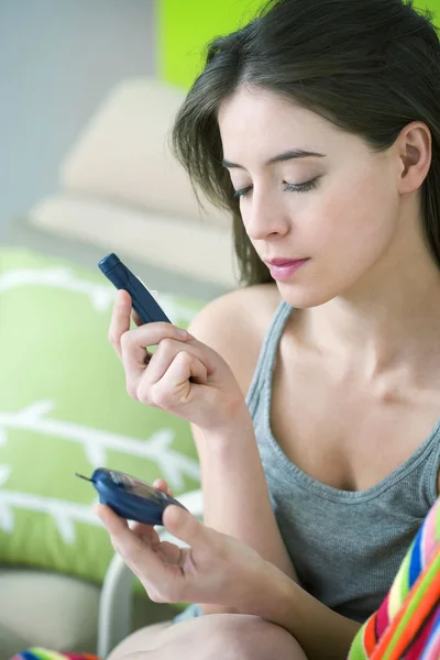 Testen voor diabetes, vrouw — Stockfoto